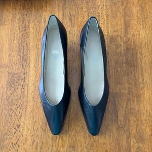 Talbots black leather kitten heel pumps